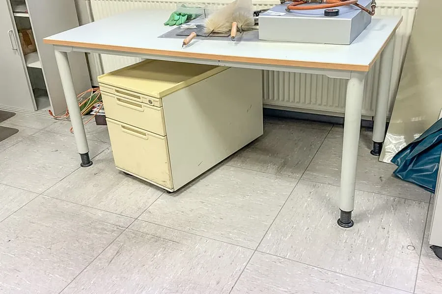 Psací stůl a kontejner na kolečkách