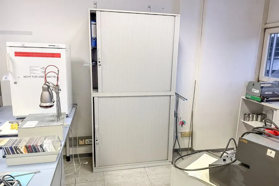 2 armoires à rideaux