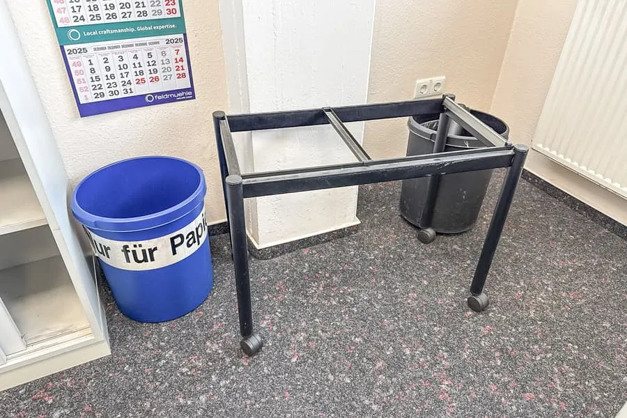 2 poubelles et classeur suspendu