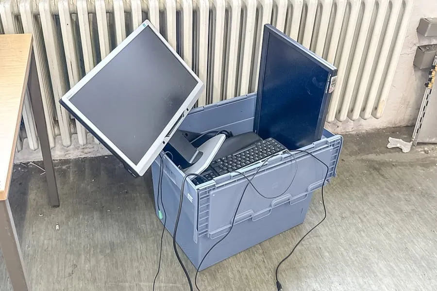Ящик с устаревшей электроникой