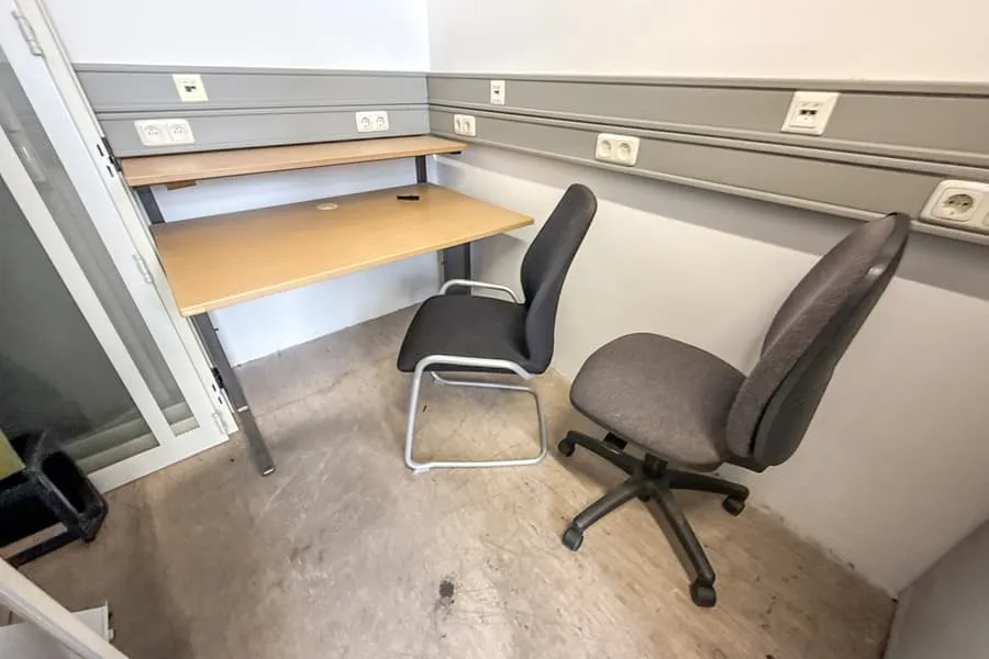 Bureau, bureaustoel en cantileverstoel