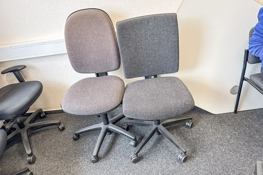 2 chaises de bureau pivotantes