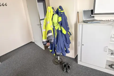 Porte-manteau avec vêtements de travail, portés