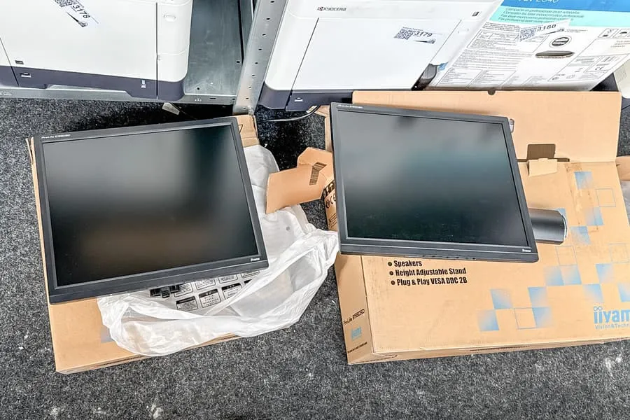 2 monitory Iiyama ProLite, každý 19"