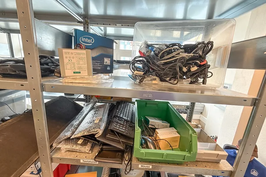 Inhoud van 2 legplanken: computerbenodigdheden