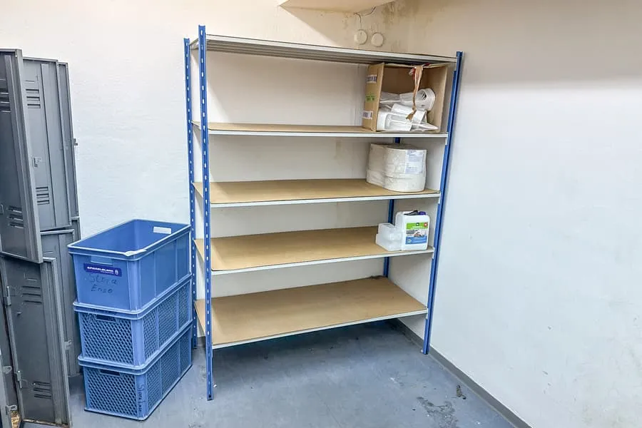 Slot-together shelving unit
