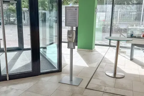 Dávkovač dezinfekce na ruce