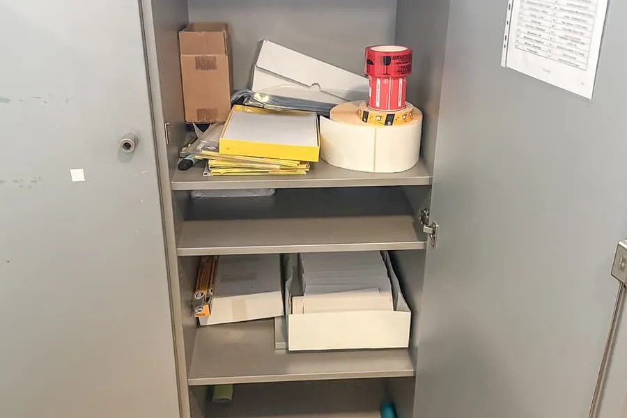 Содержимое 2 полок стеллажа: канцтовары