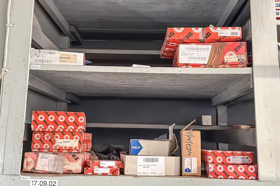 Obsah 2 polic: kuličková ložiska