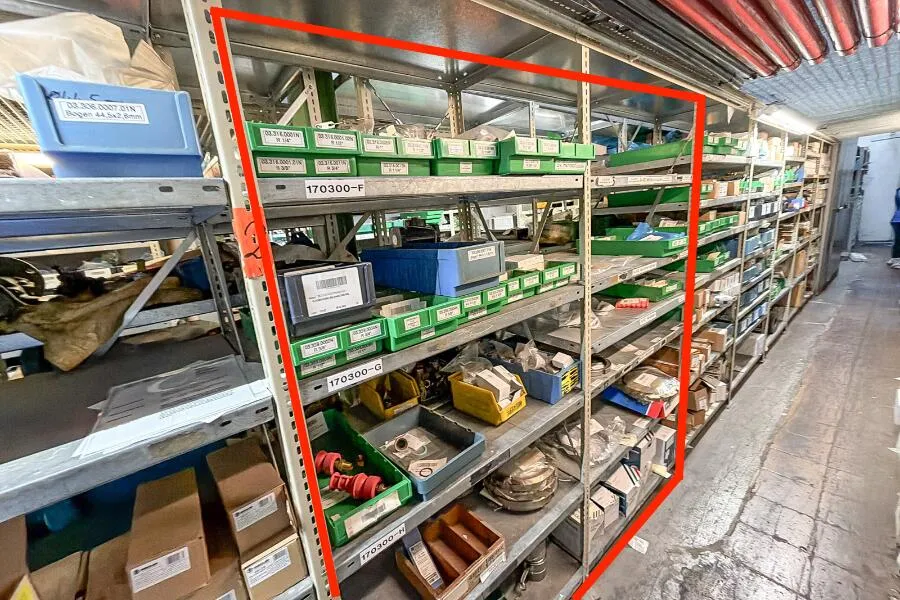 Obsah 2 polic: instalační materiál