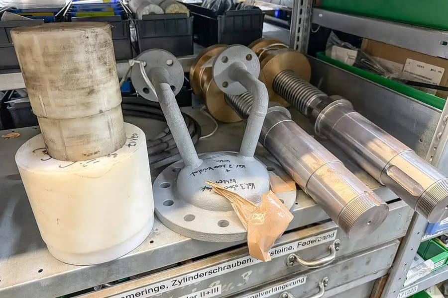 Inhoud legplank: machineonderdelen