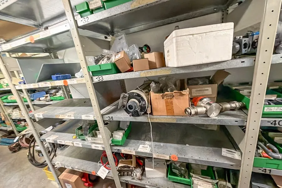 Obsah 2 regálů: instalační materiál