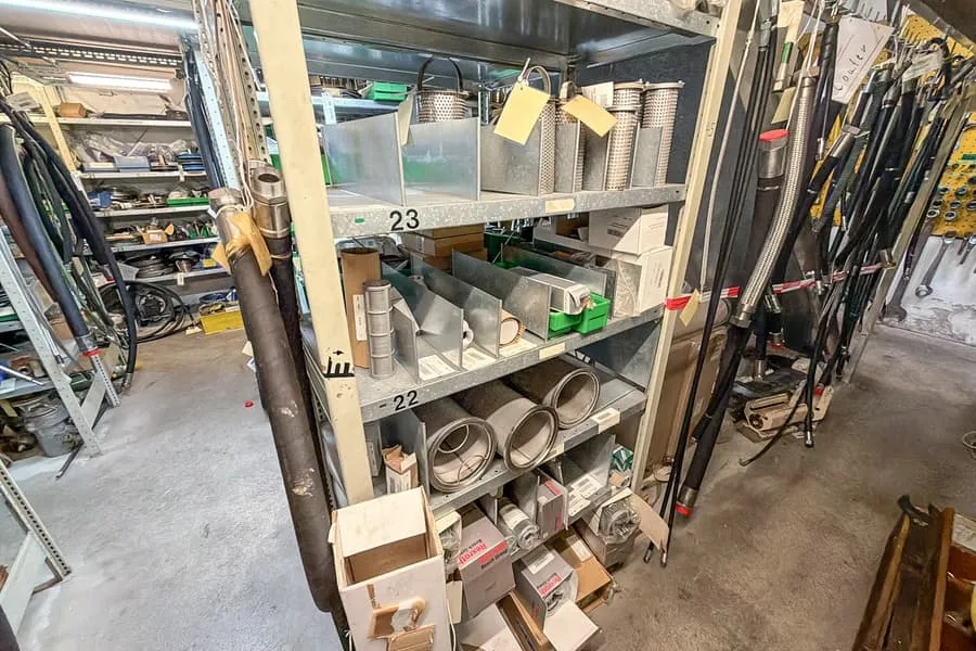 Shelf contents: filter spare parts