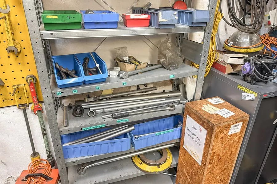 Contenu d'étagère : outils