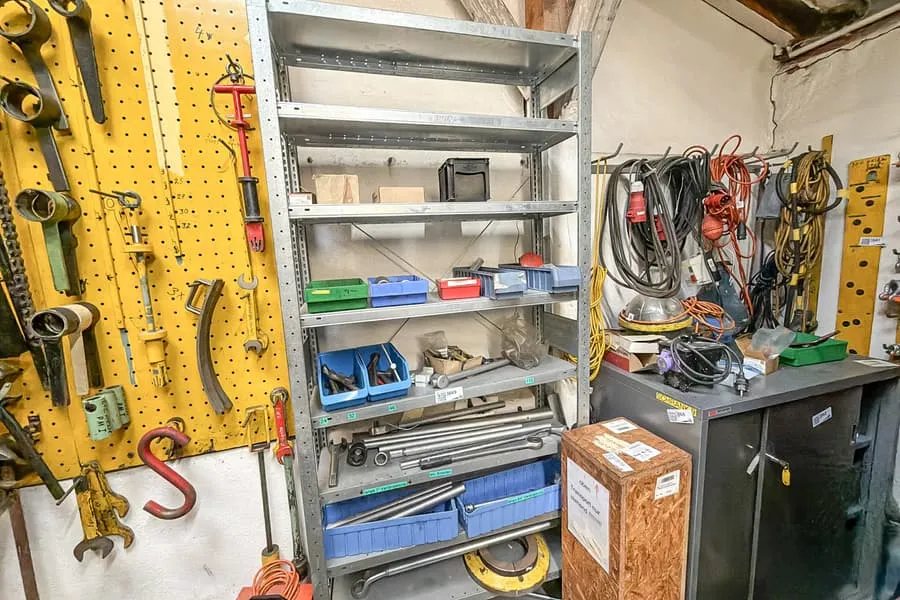 Slot-in shelving Meta
