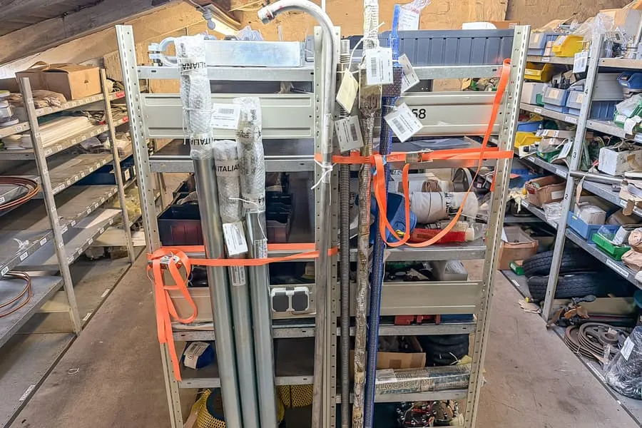 Lot de broches et tubes de support