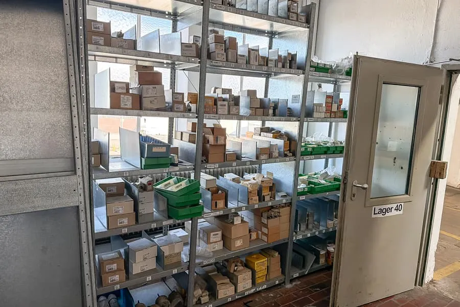 Zawartość 3 regałów: materiały instalacji elektrycznej