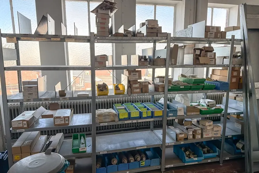 Inhoud van 4 stellingen: elektrisch installatiemateriaal