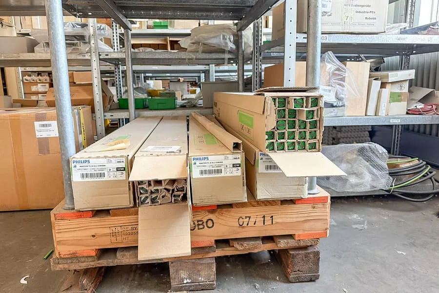 5 boxes of fluorescent tubes