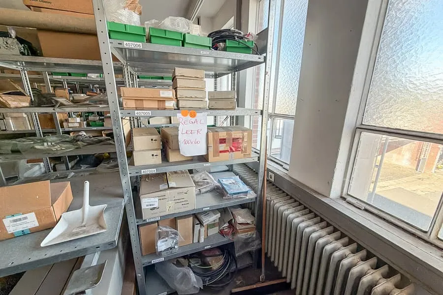 Obsah regálu: materiál pro elektroinstalace