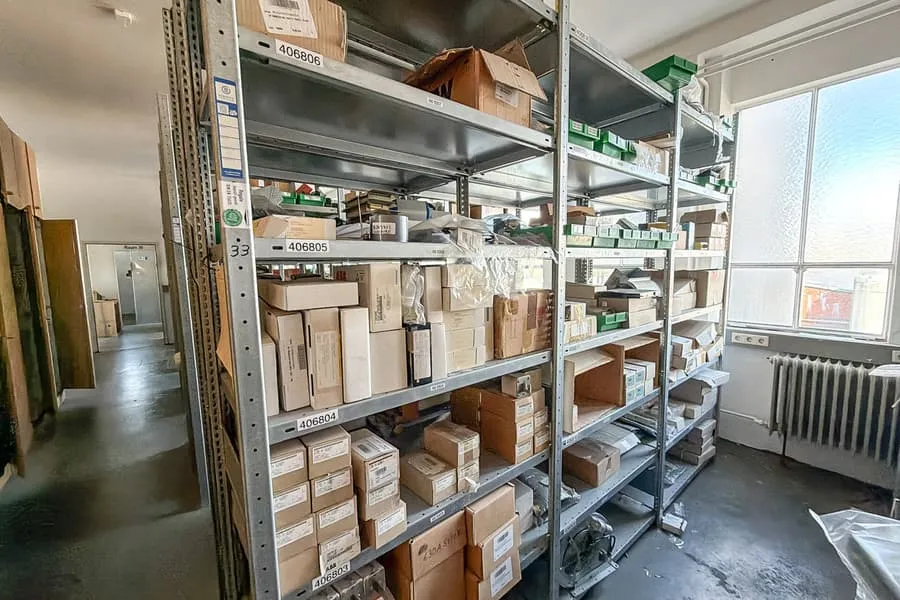 Inhalt von 3 Regalen: Elektroinstallationsmaterial