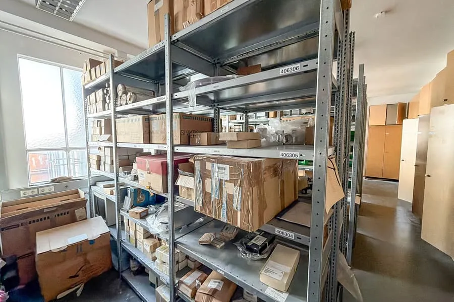 Inhalt von 3 Regalen: Elektroinstallationsmaterial