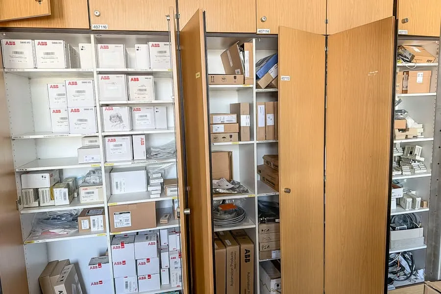 Obsah 3 skříní: materiál pro elektroinstalace