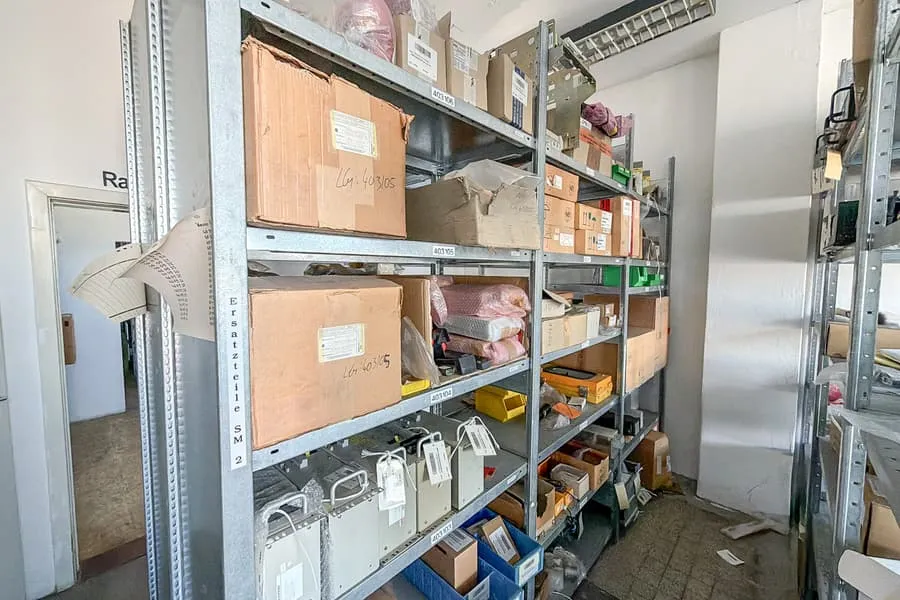 Obsah regálu: materiál pro elektroinstalace