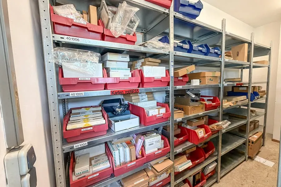 Obsah regálu: materiál pro elektroinstalace