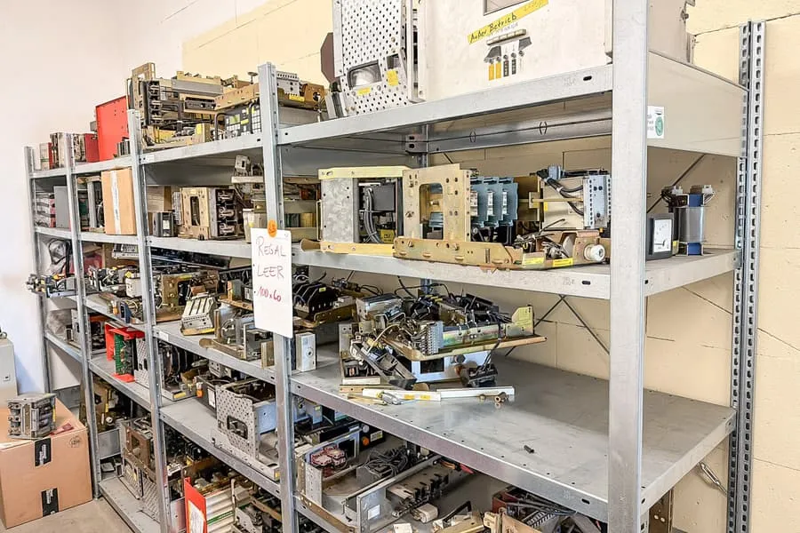Obsah regálu: materiál pro elektroinstalace
