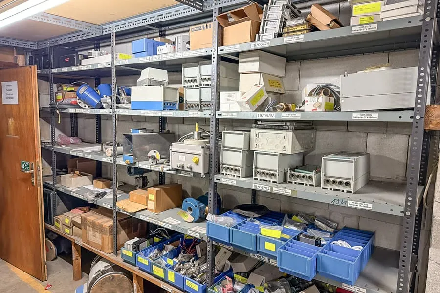 Shelf contents: electrical and installation material