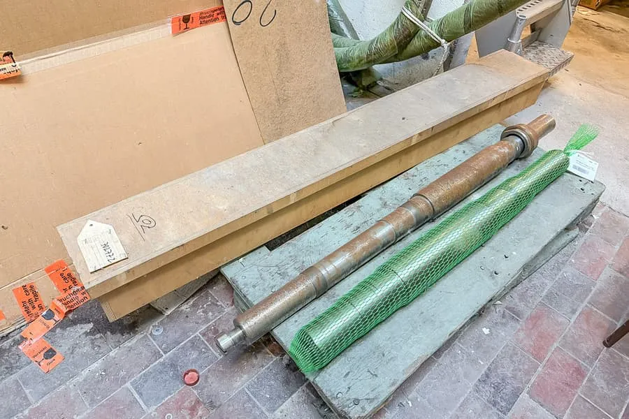 Pallet met machineonderdelen