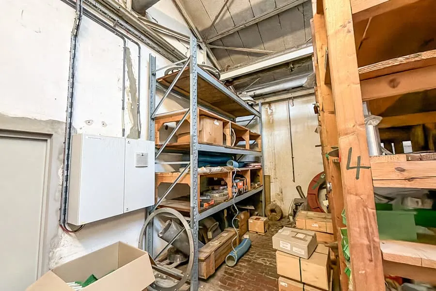 Heavy-duty shelving
