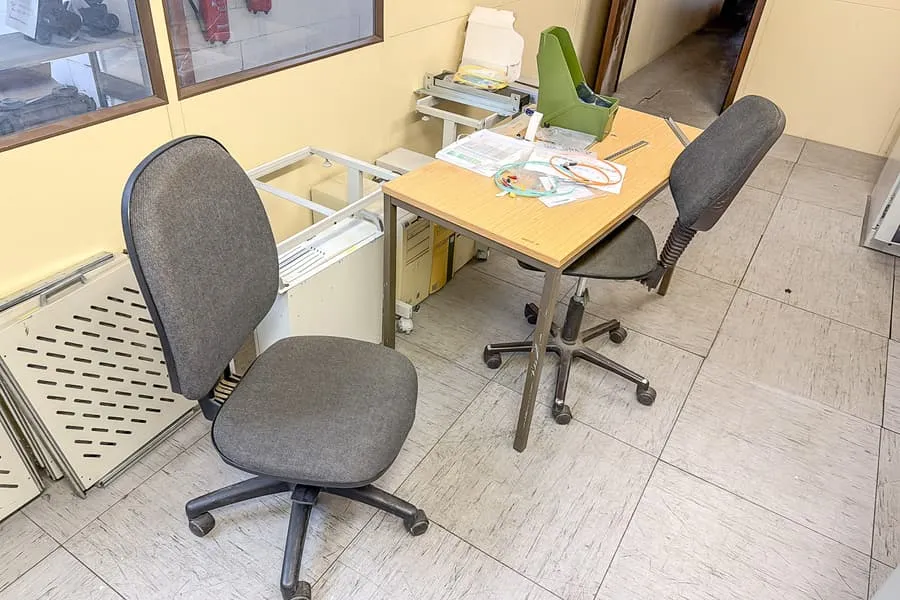Tisch und 2 Bürodrehstühle