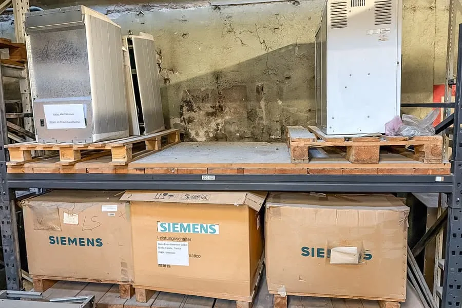 Regalinhalt: Elektroinstallationsmaterial