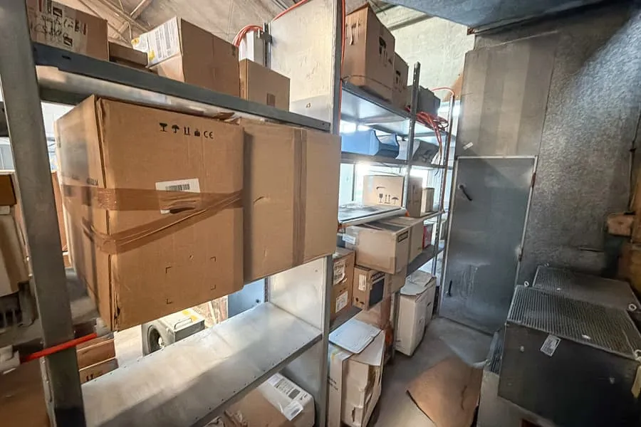 Inhalt von 3 Regalen: Elektroinstallationsmaterial