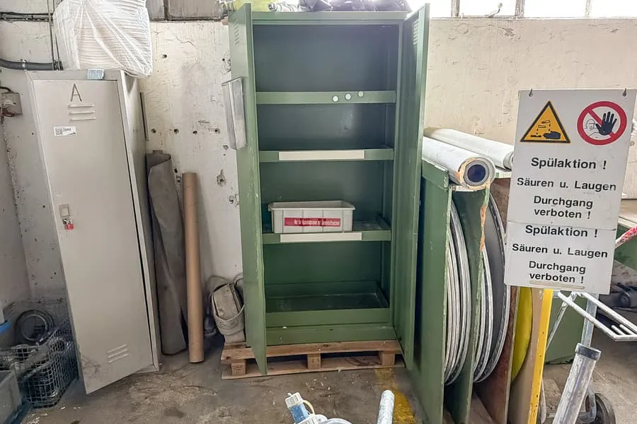 Armoire de rangement métallique