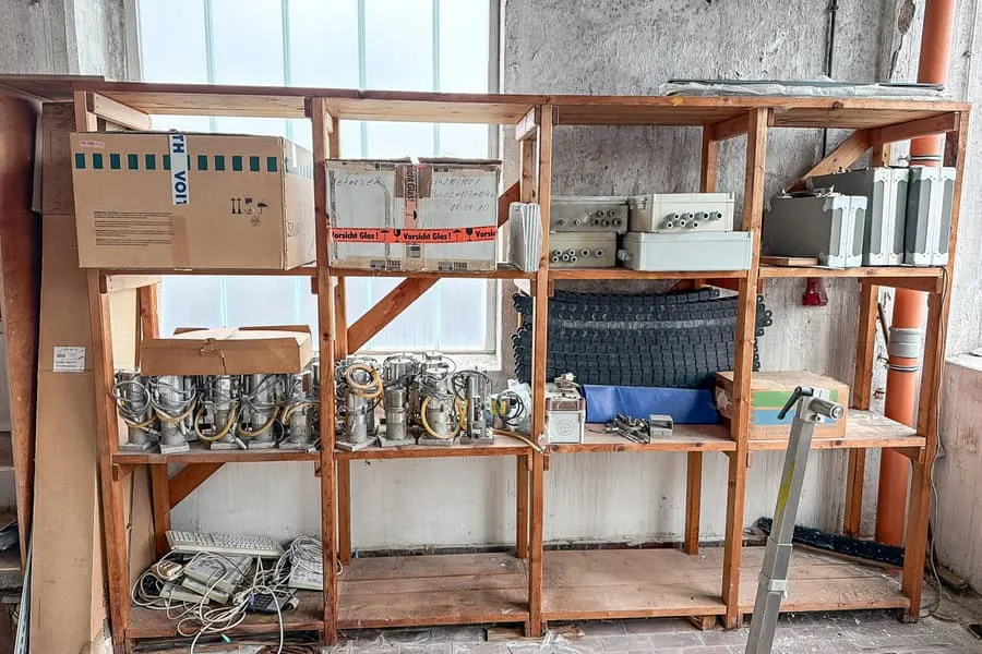 Contenu d'étagère : matériel d'installation électrique