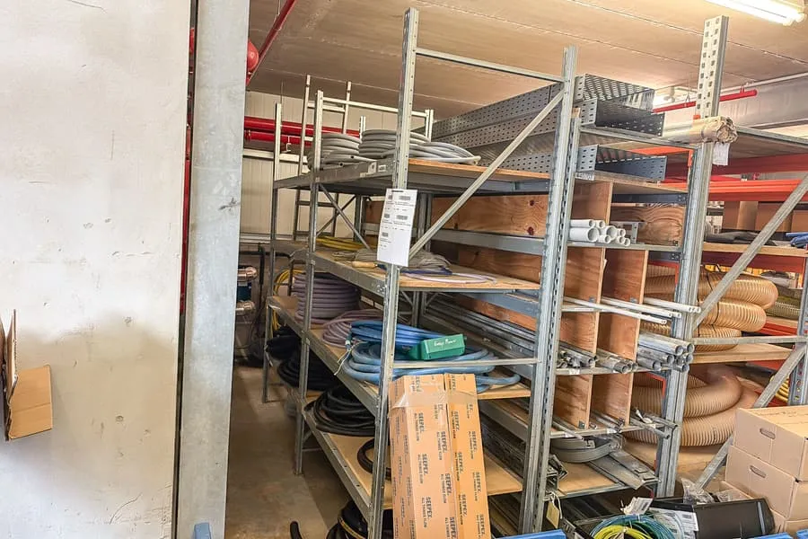 Slot-in shelving Meta