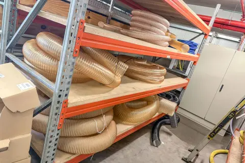 Contenu d'étagère : tuyaux en plastique