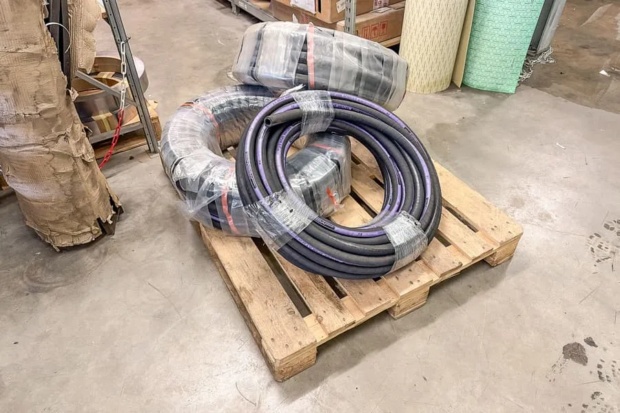Pallet met drukslangen