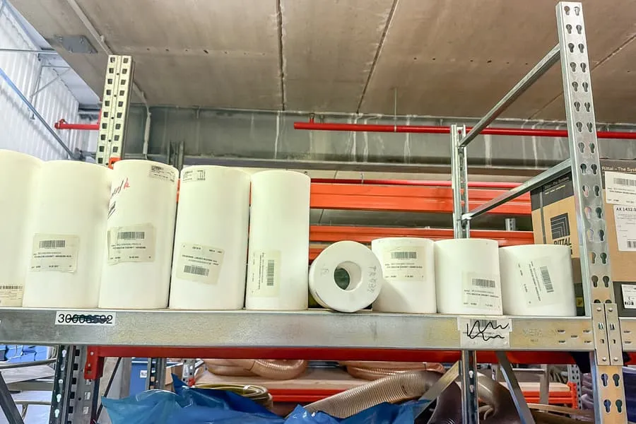 Zawartość półki: pręty drewniane PTFE