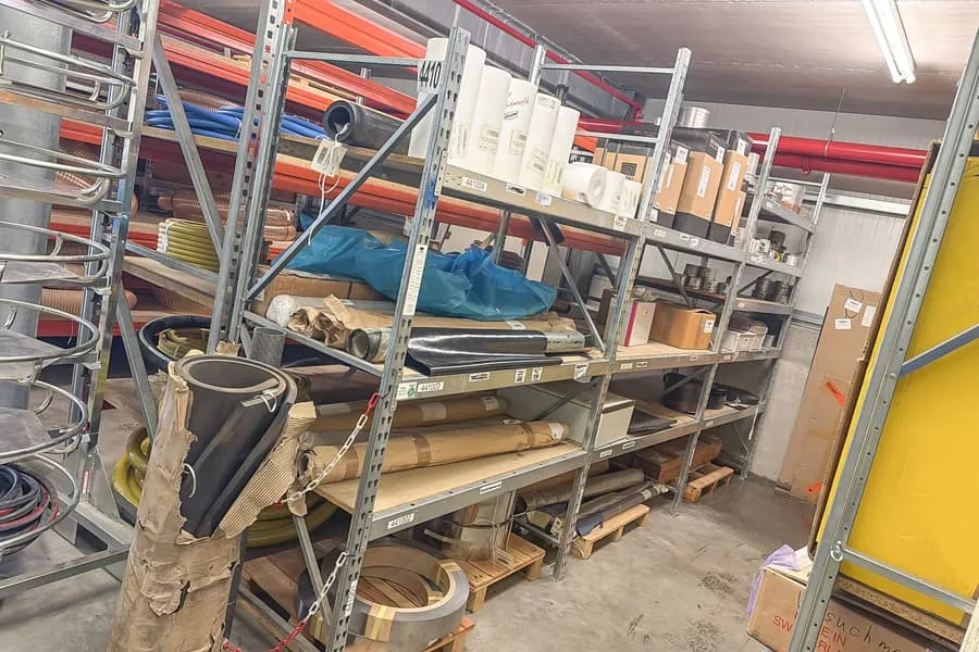 Slot-in shelving Meta