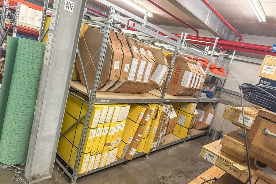 Slot-in shelving Meta