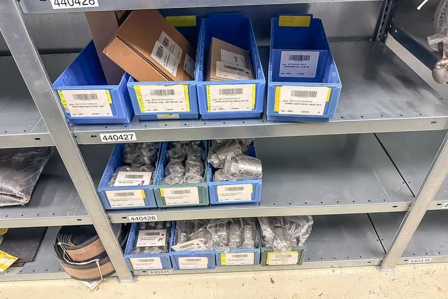 Obsah 3 polic: náhradní díly strojů