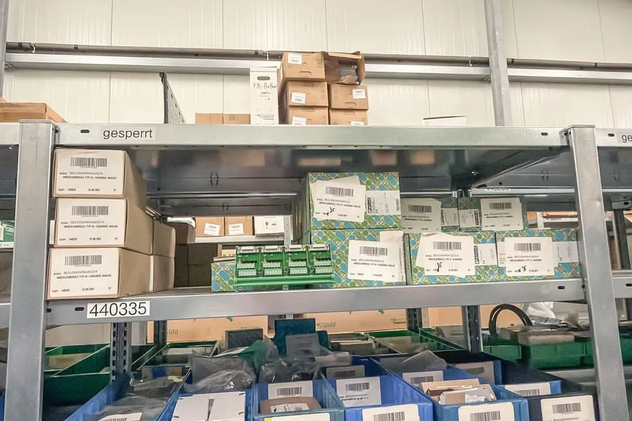 Contents of one shelf level: connection modules