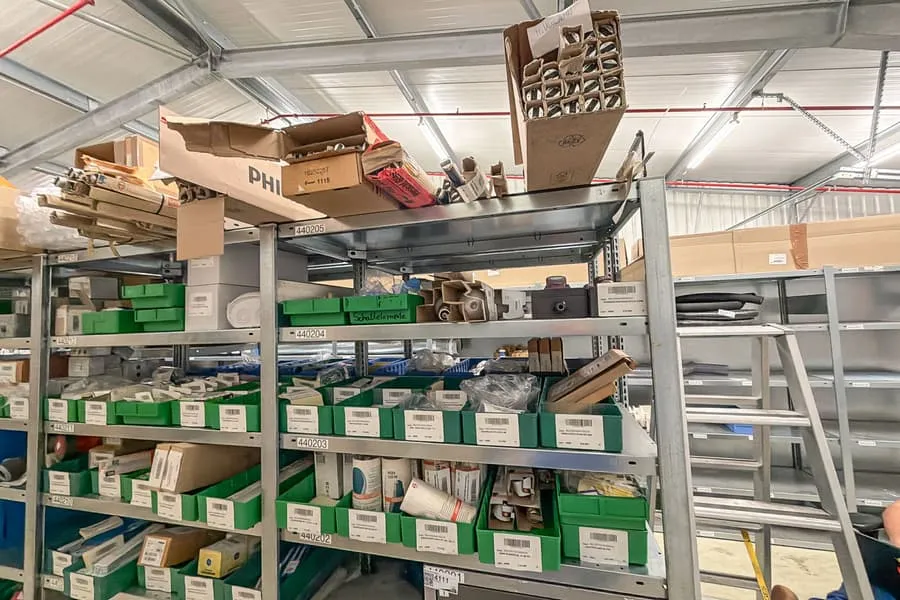 Contenu de 4 étagères : luminaires