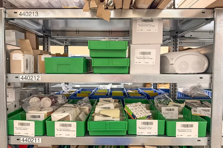 Inhalt von 2 Regalebenen: diverses