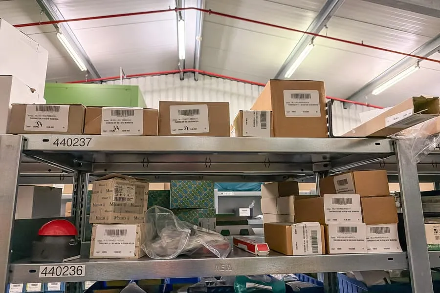 Inhalt von 3 Regalebenen: Elektroinstallationsmaterial
