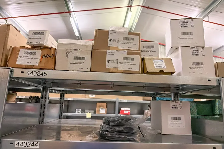 Inhalt von 3 Regalebenen: Elektroinstallationsmaterial